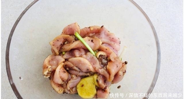 炸酥肉时,不要直接下锅炸,多做一步,酥肉鲜香好吃,越嚼越香