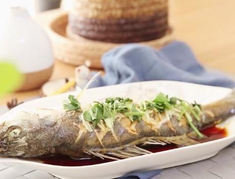 料酒|清蒸鲈鱼时,别再加盐和料酒了,厨师分享正确做法,鲜香还不腥