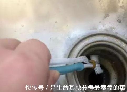 全能|旧牙刷别扔了!放打火机上烤一烤,变“全能”小助手,全家用得上