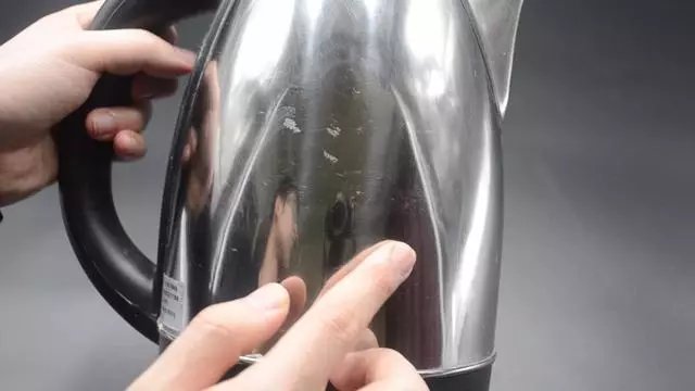 妙用|用完的牙膏管别扔掉，放在厨房一年能省不少钱，邻居见了纷纷学