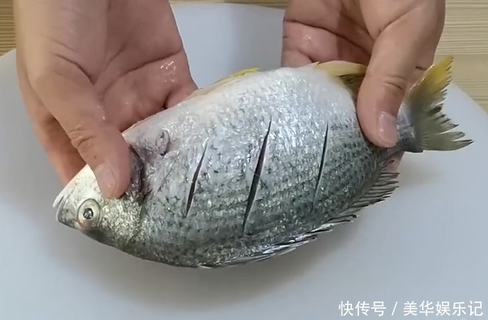 鲜香|红烧鱼好吃又诀窍,鲜香适口,外酥里嫩,端上桌就被大家吃完了