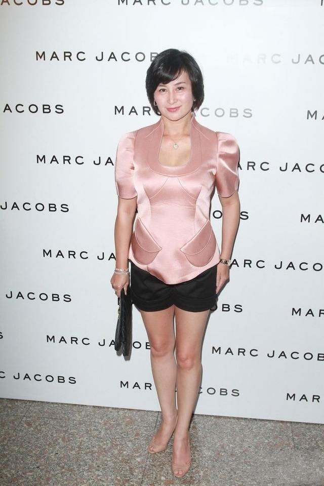 利落|何超琼不愧是“名门闺秀”，粉色上衣配短裤利落大气，减龄优雅