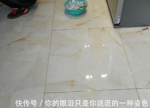 缝隙|地砖缝变黑怎么清洁，三种方法防止地砖缝变黑，日常地砖清洁保养