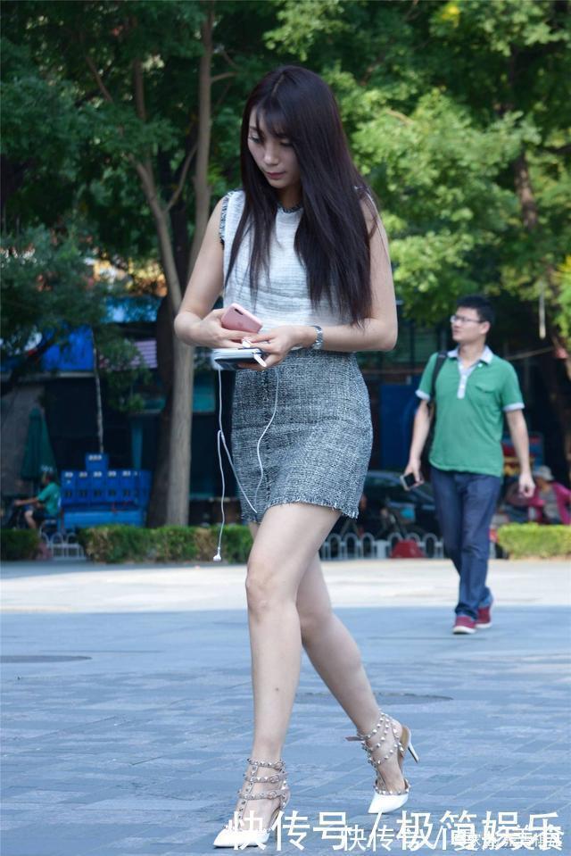 穿搭 灰色高腰短裙,搭配白色尖头细跟铆钉凉鞋,30岁要穿出个性