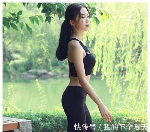 黑色|街拍穿黑色上衣的微胖型美女,行走之间,却把美留下了!