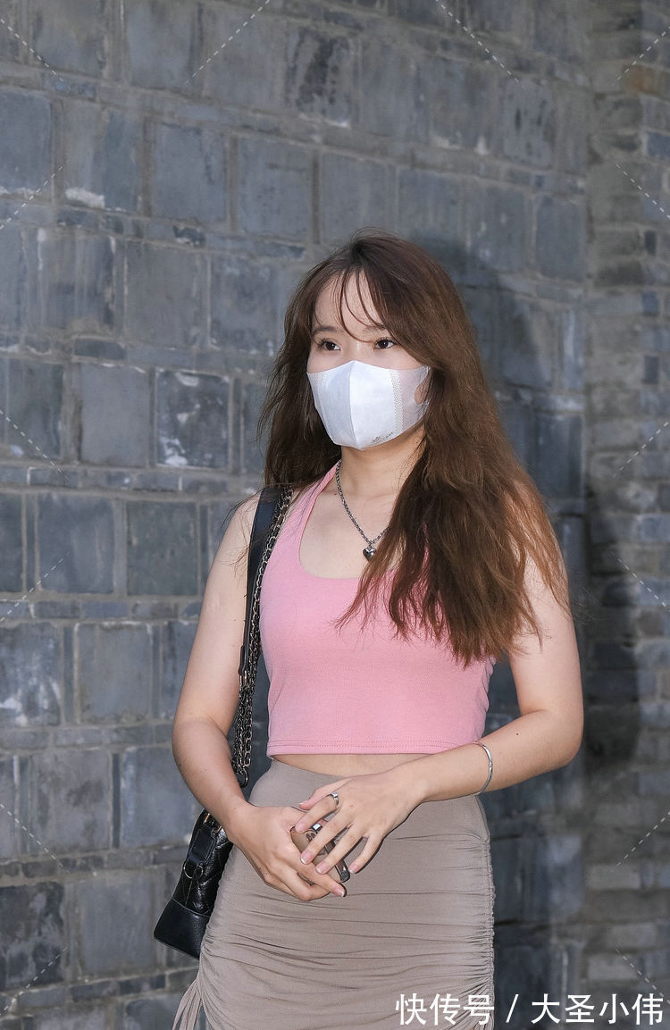 穿搭|美女街拍:粉色的背心连衣裙,款式修身,戴上墨镜,时尚风采十足