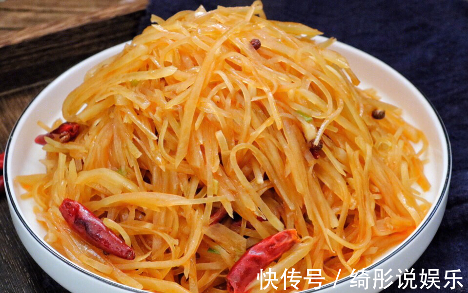 超级好吃的酸辣土豆丝,做法特别简单,开胃爽口,好吃到停不下来