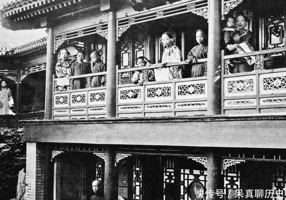 老照片中|清朝大臣的妻妾老照片:李鸿章夫人端庄秀美,诰命夫人惊艳霸气!