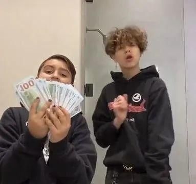 三观不正|男子用小孩“脊椎骨”制成手提包,另类炫富遭网友排斥:灭绝人性