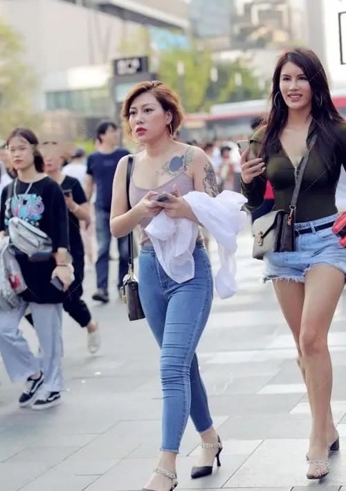 大长腿|身材不高，却穿搭的比例协调，吊带衫配牛仔裤，美的成熟高挑