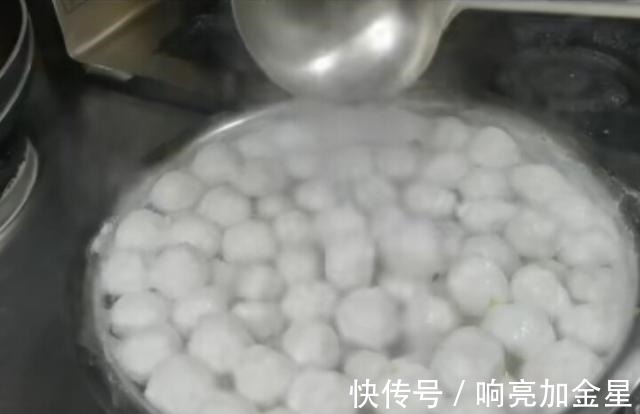 鱼丸|做鱼丸不要纠结凉水能否飘起,鱼肉馅黏稠才是最重要的!