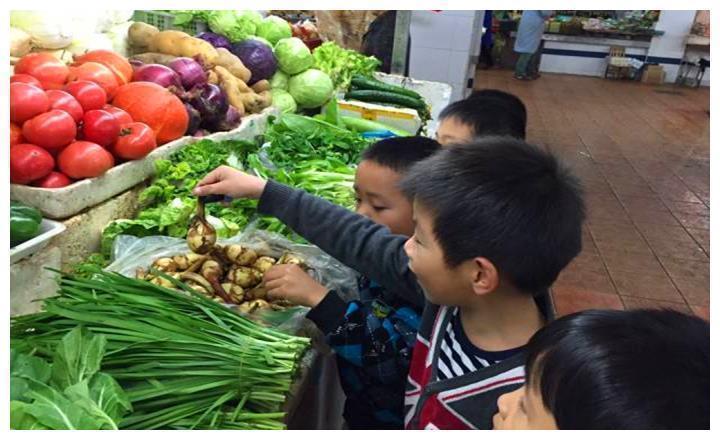 小女孩儿|小女孩每次都用假钱去买菜,摊主从未揭穿,突然收到她真钱泪目了!