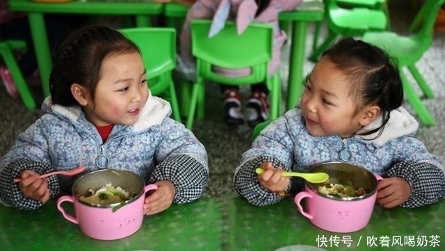 孩子午餐|幼儿园老师群里晒孩子午餐,引发宝妈不满,直言这饭菜能吃吗