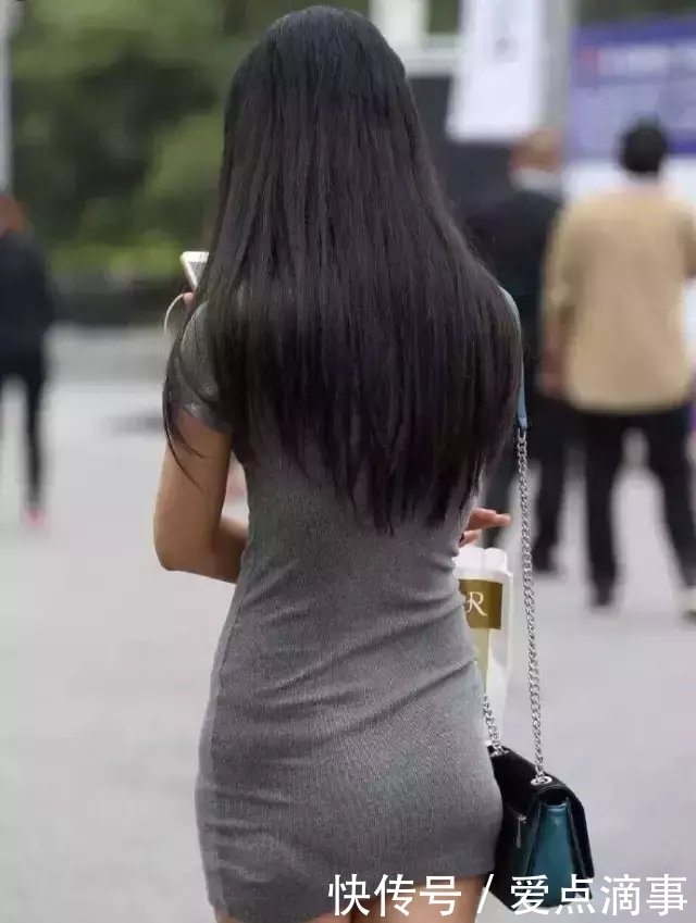 街拍: 姑娘身穿灰色紧身裙, 长度正好，性感强势加分