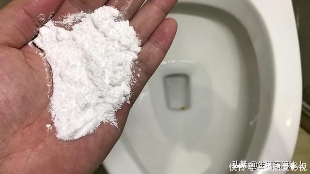 马桶里撒一把,无论多脏多厚的污渍,一冲就干净,方法简单又实用