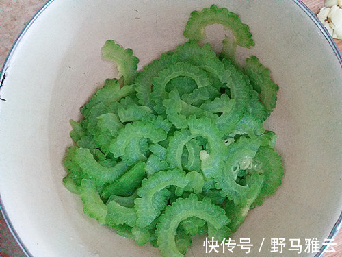苦瓜新花样吃法，和此物一炒，才上桌全家抢着吃，比苦瓜炒鸡蛋香