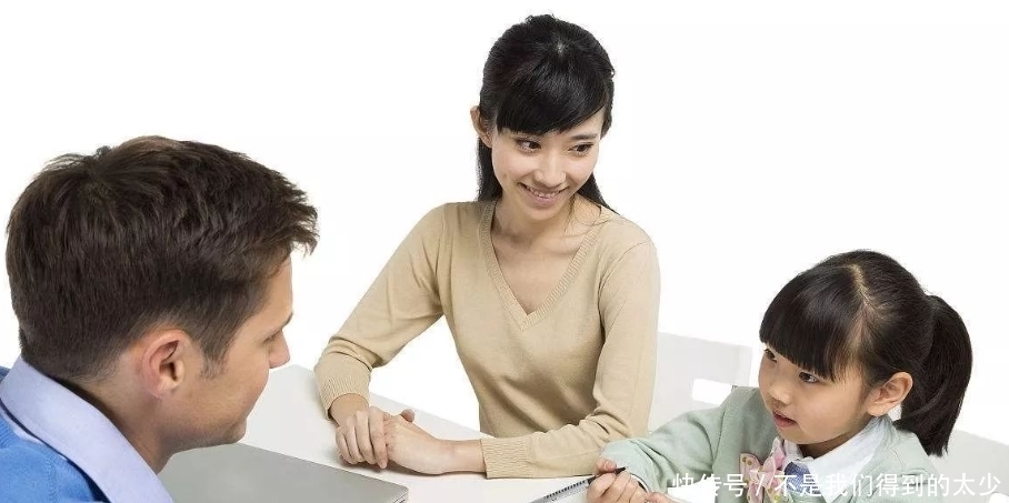 解孩子|爸爸不想给孩子买玩具，当街给孩子撒娇，网友：这才是巨婴吧