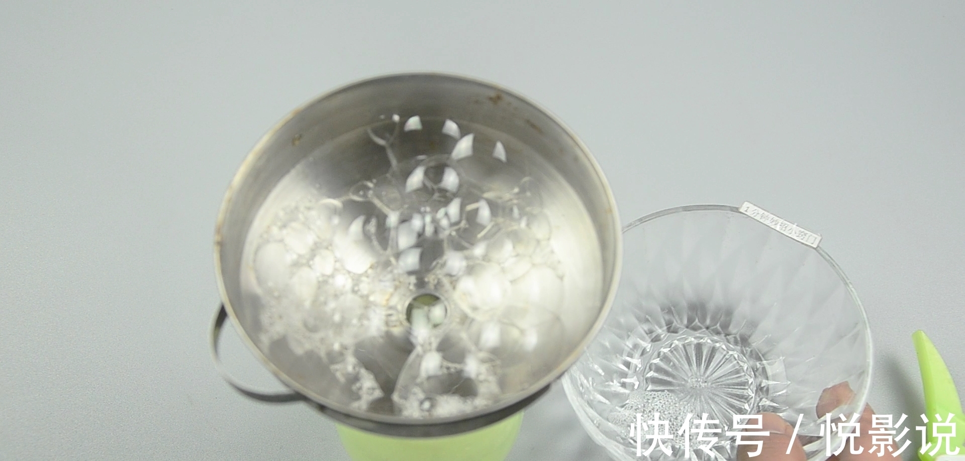 羽绒服别再用水洗,干洗店老板教我诀窍,5分钟洗净,就能马上穿