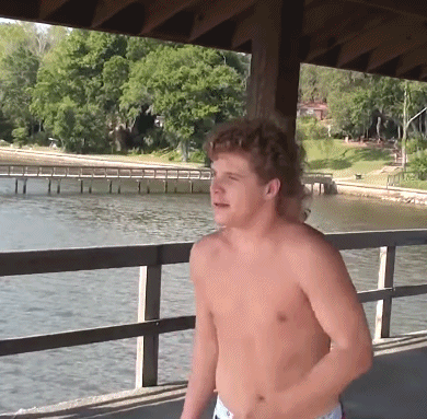 |搞笑GIF趣图：美女不要激动，我只是想摸一下你脸上的粉有多厚