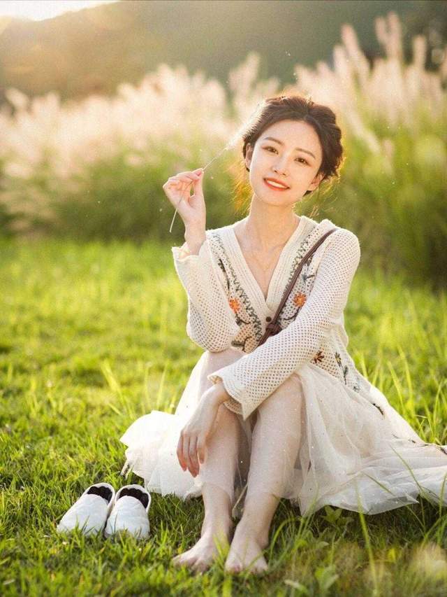 文艺|法式浪漫文艺风,针织开衫搭配半身裙高级优雅,温柔又气质