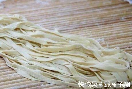 做手擀面时，别只会加盐，用上1招，劲道爽滑，煮久了也不易断