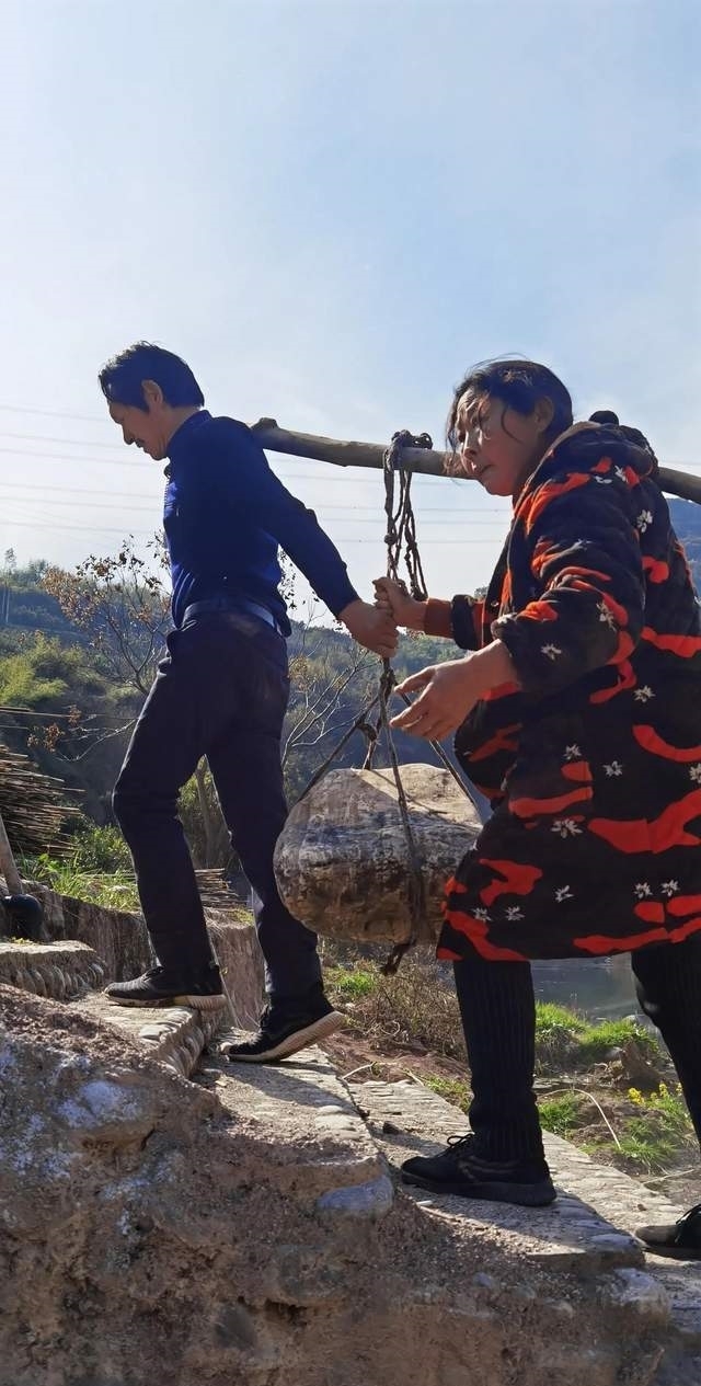 湖北宜都:奇石之家的牛气女大力士,从河中挑500吨奇石卖台湾