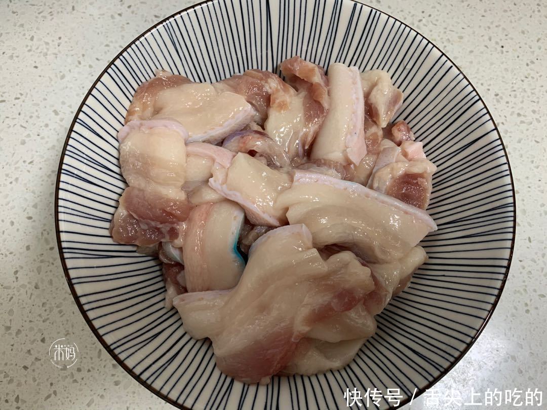 这是五花肉最好吃的做法，不放油，不放水，焦香软嫩口感好极了