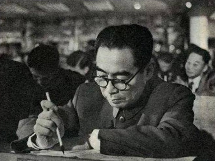 脸色|周总理在饭店吃完饭后,秘书说了一句话,周总理的脸色立马变了