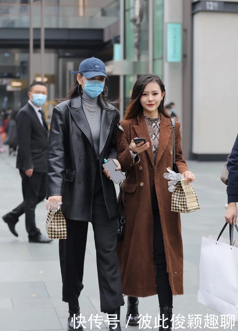 街头|冬天街头的时尚小姐姐们,对穿搭还是很有一套的