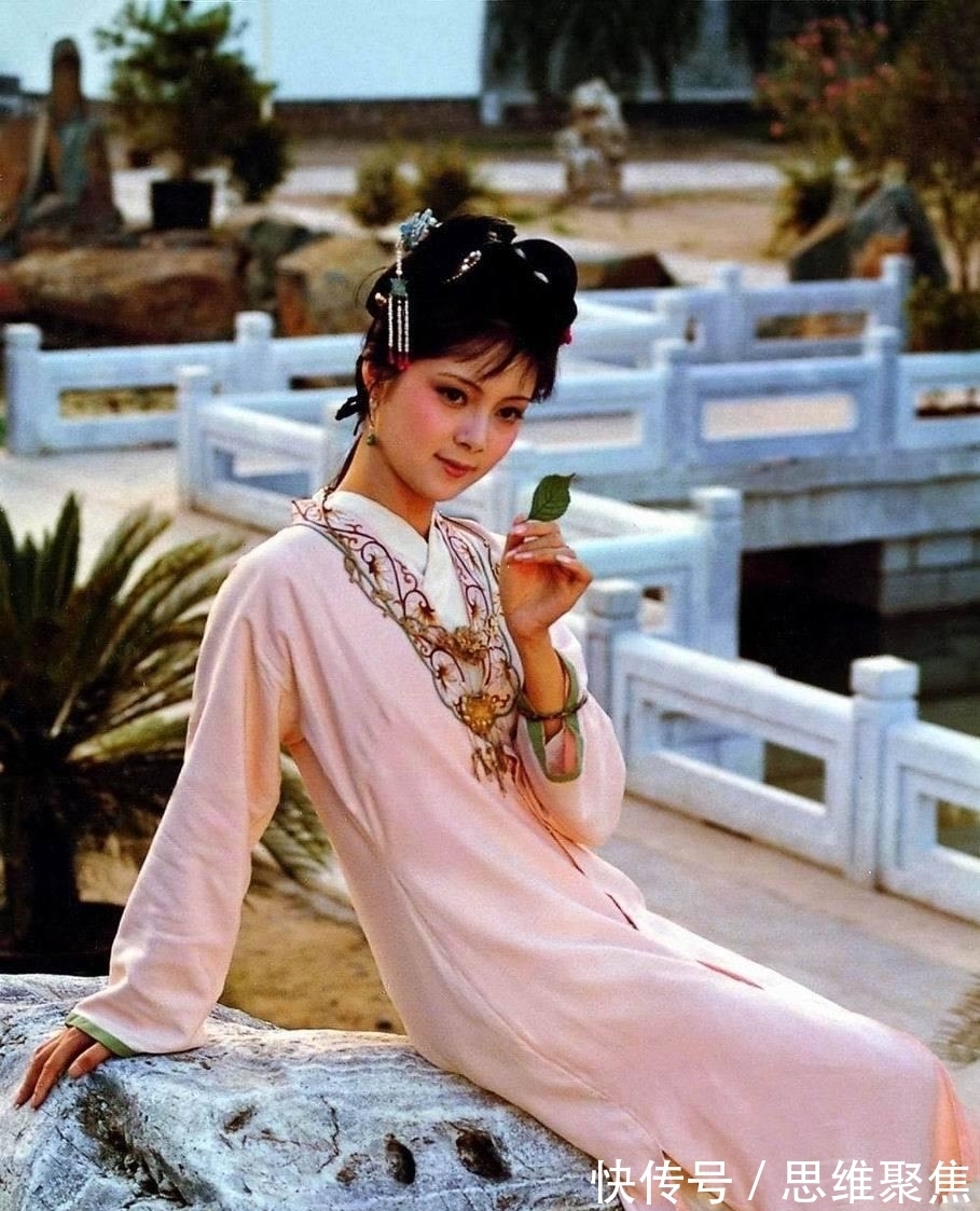 坠儿|滴翠亭偷听,薛宝钗为何要嫁祸给黛玉?事后一个举动证明她的无辜