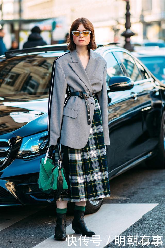最近火了一种穿法，叫“冬外套+春裙子”，时髦保暖，明星都上瘾