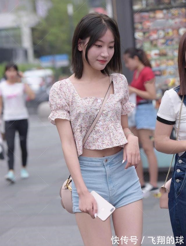 小碎花 方领设计的小碎花衣服,清新又可爱,搭配牛仔裤更是甜美!