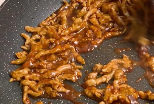 京酱肉丝|炒肉丝时，掌握好1个小窍门，不管炒什么肉都香，又嫩又滑还入味
