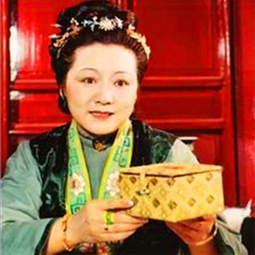 薛姨妈&难怪黛玉要把宫花扔给周瑞家的,你看薛姨妈说了些什么