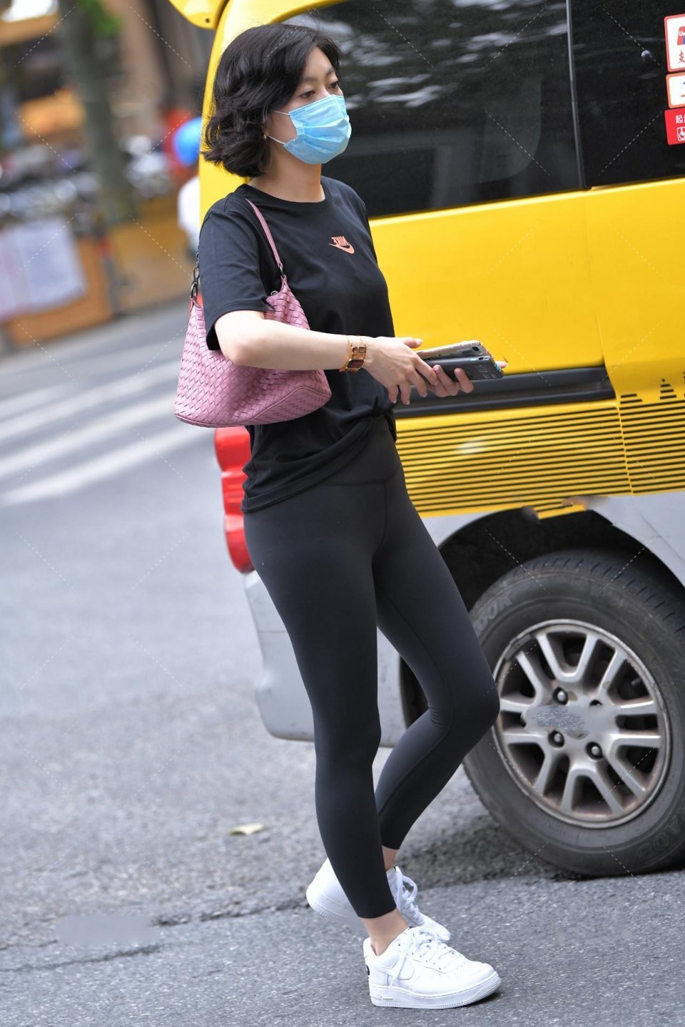 黑色短袖|美女街拍:这样的美女如果想要秋天的第一杯奶茶,别说1杯,10杯都会去买!