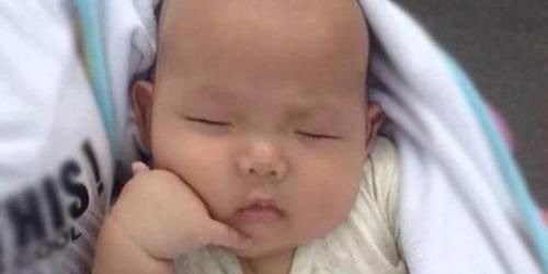 宝妈|“放飞自我式”睡姿火了,妈妈掀开宝宝被子后笑喷嫦娥奔月