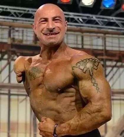 健身|虽然他健身3年体重一斤没涨,我却被深深感动了!