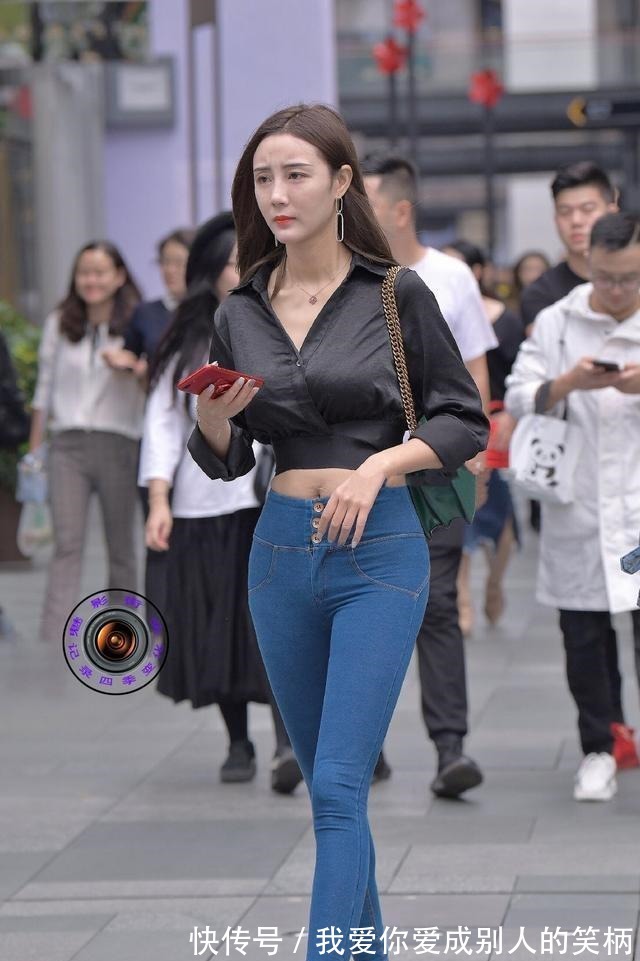 搭配 低胸丝质长袖搭配蓝色打底裤,季度时尚,显得比较的精神!