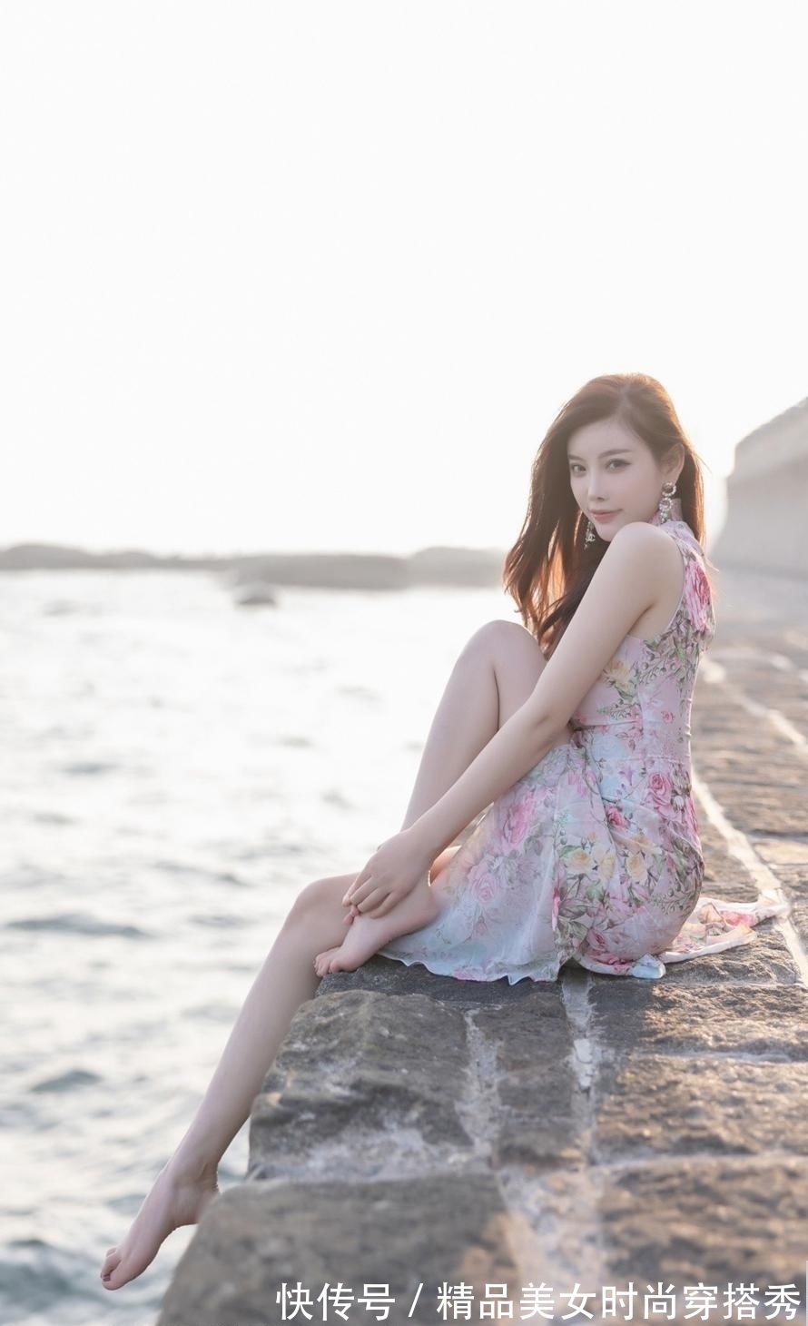 印花 改良版的旗袍连衣裙,用吸睛的印花点缀裙身,优雅范十足