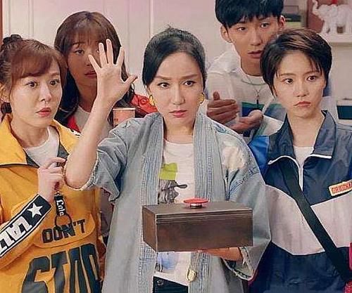 爱情公寓|开门发现是诸葛大力时,李佳航的表情很精彩,镜头还拍着呢