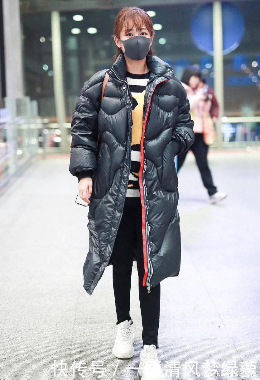 最近火了一种穿法叫羽绒服配裤子，保暖又时髦，明星都上头
