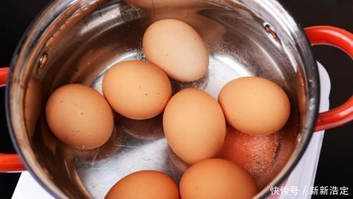  煮鸡蛋，应该用凉水还是热水用错水，难怪蛋壳总破裂还不好剥壳