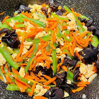 青椒木耳炒鸡蛋
