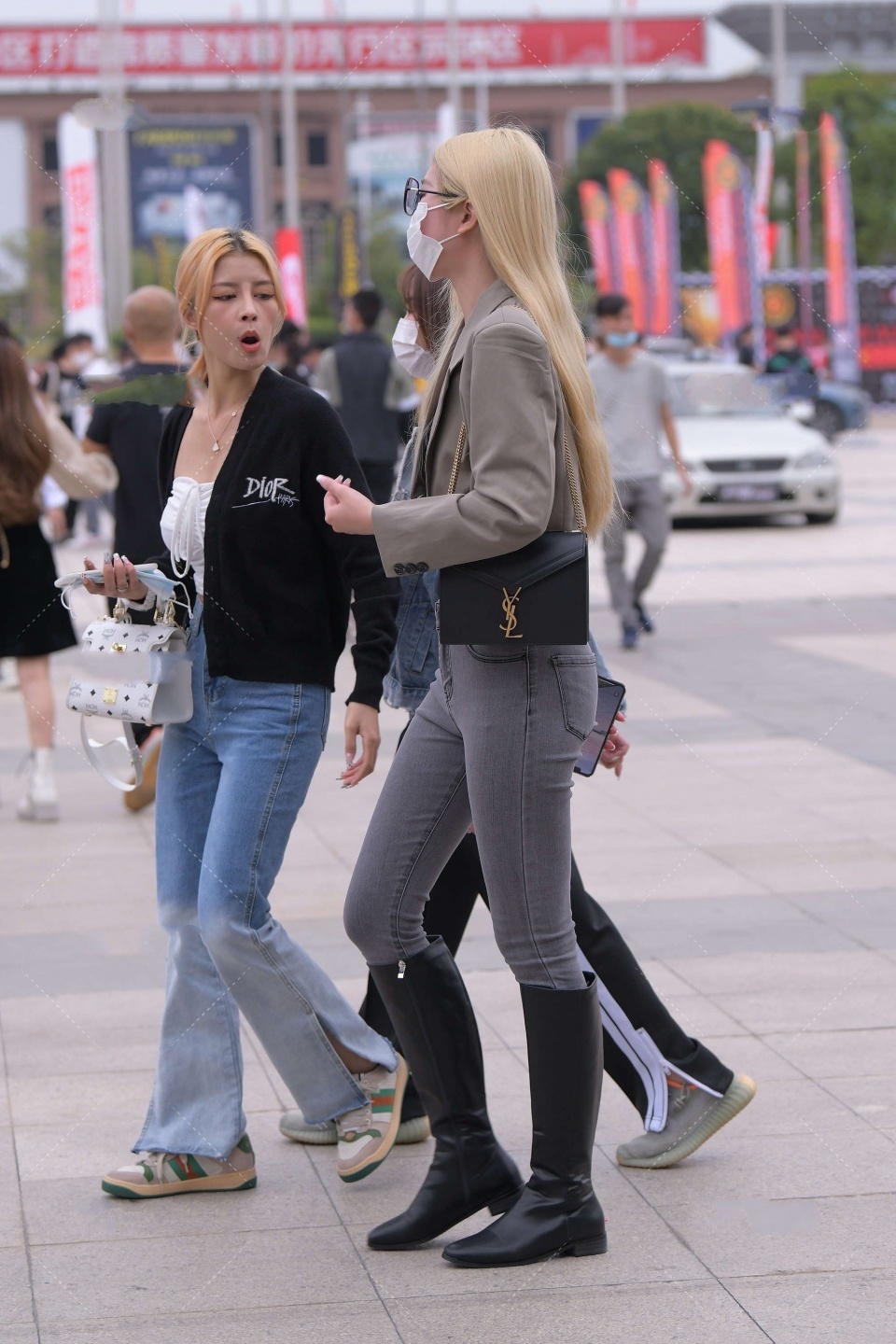 淡黄色|淡黄色长发的小姐姐,脚上一双黑色的皮鞋很时尚