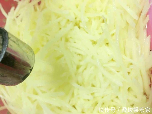 炒土豆丝,有人焯水有人直接炒全错了,这才是土豆丝正确的做法