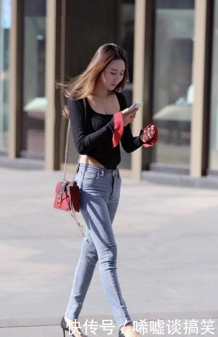 街拍:白色和黑色衣服永远都是最容易搭配的衣服