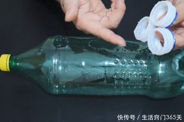 大号的塑料瓶我从来不扔,切几刀放在卫生间,全家人都要抢着用!