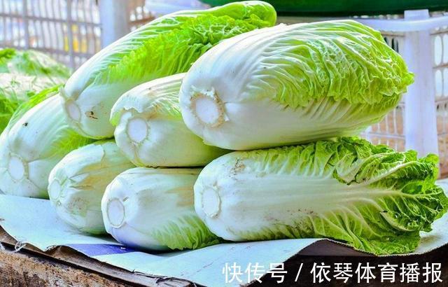 秋季买白菜，挑选大棵的还是小棵的？老菜农教你三招，鲜嫩又好吃
