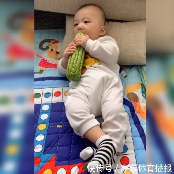 错颌畸形|为了不让宝宝吃手,爸爸想出的终极武器“苦瓜”,娃:万万没想到