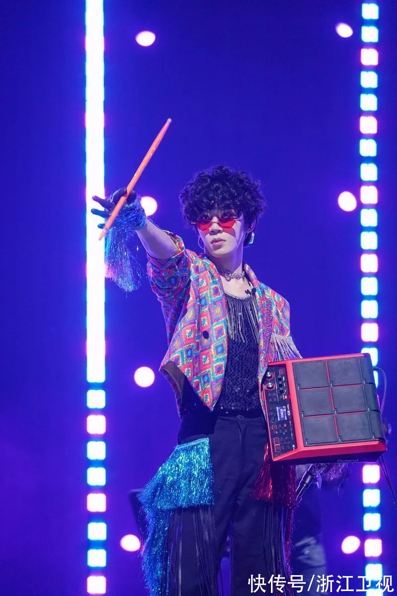 用音乐“穿越”时空，《闪光的乐队》磨合、重组碰撞出全新火花 蓝天下